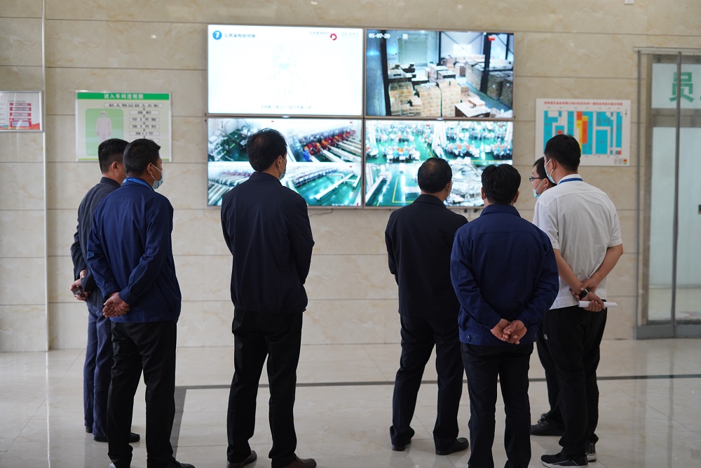 一樓大廳看工廠實(shí)時直播.JPG